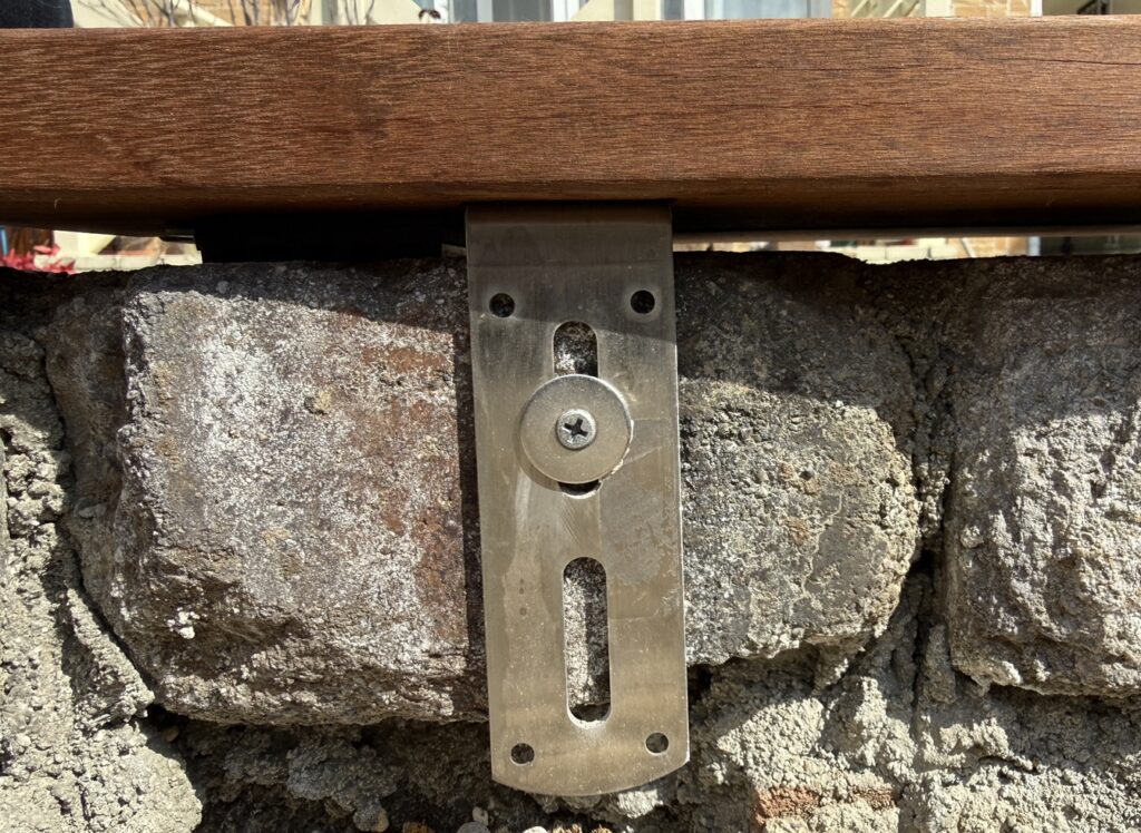 ウリンベンチをL字金具とコンクリート用ビスでアンティークレンガ内側から固定した構造
