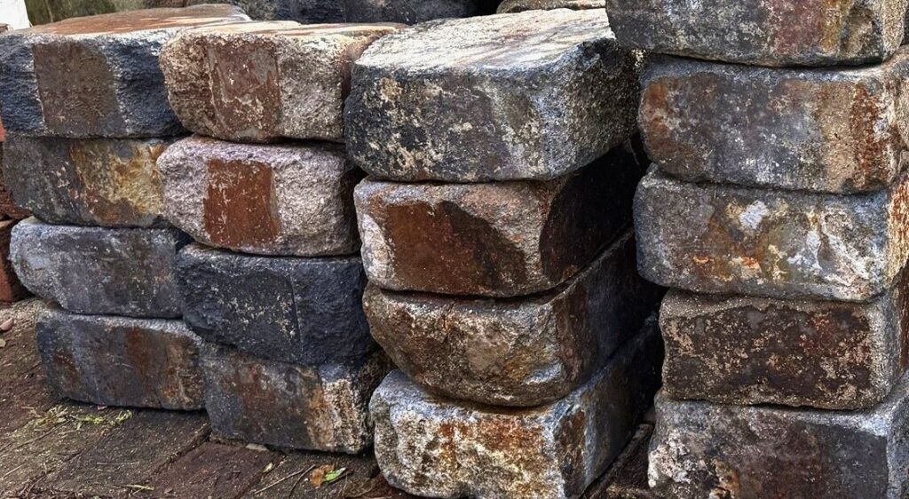 黒錆色の大型アンティークレンガ(レイズドベッドDIYで使用するレンガ)