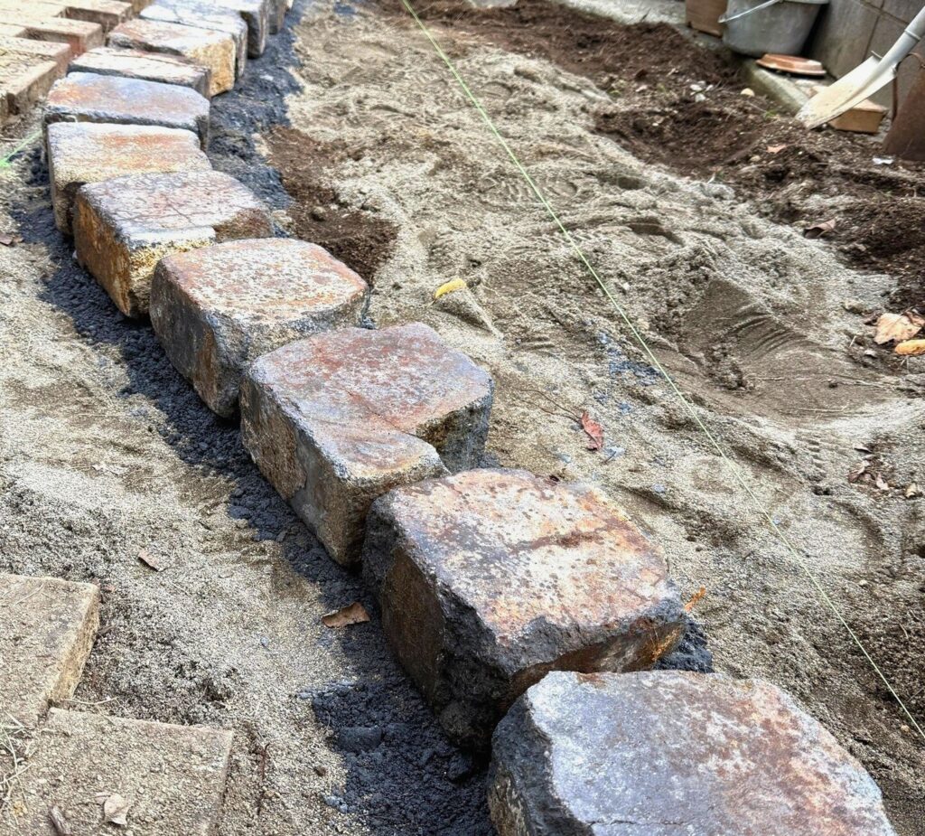 アンティークレンガを仮置きしてレイズドベッドの配置バランスを確認