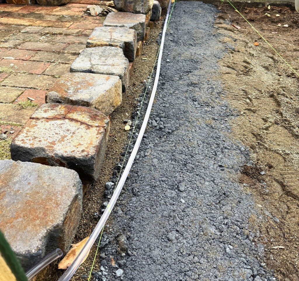 アンティークレンガのレイズドベッドDIY、砕石を敷き転圧した基礎部分