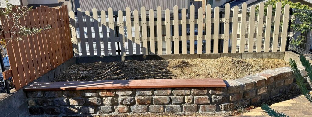 DIYレンガのレイズドベッド(幅4m)オージープランツ植栽前の花壇