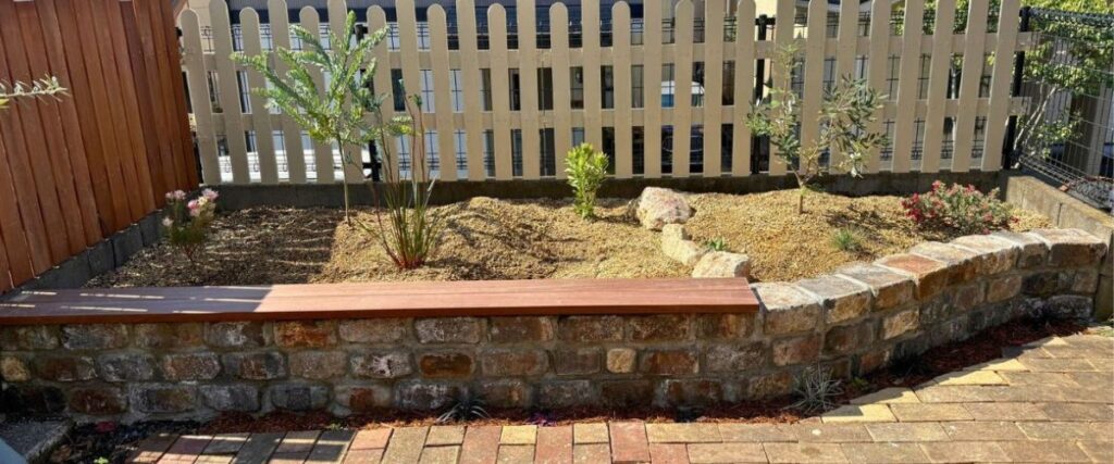 植栽後のレイズドベッド。オージープランツを配置し、立体感のある花壇に仕上がりました