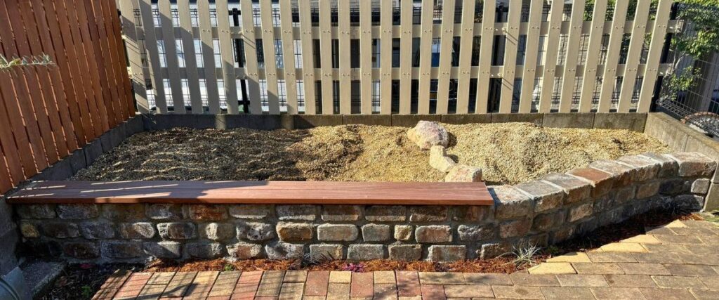 レイズドベッドの植栽前の状態 何も植えていない花壇の全景