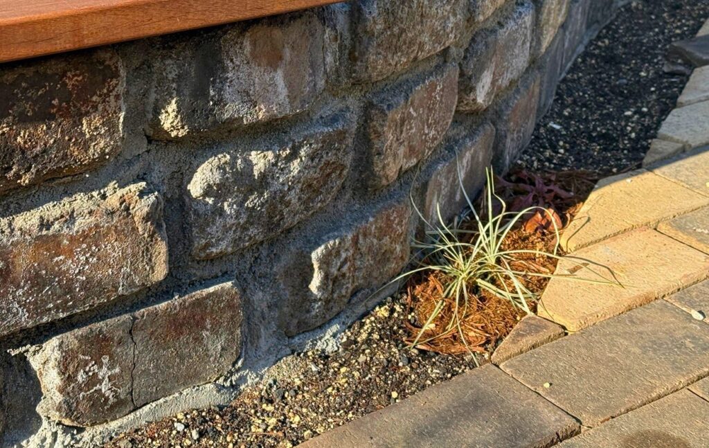 レイズドベッドとレンガ通路の間に設けた排水スリット