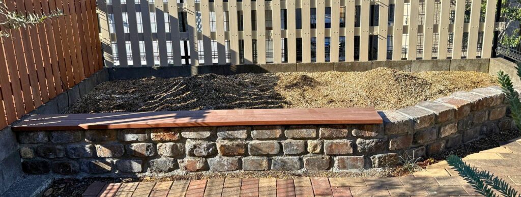 土を入れて完成した4mアンティークレンガのレイズドベッド花壇