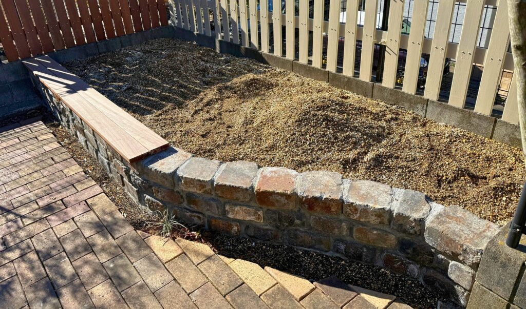 幅4mのアンティークレンガで作ったレイズドベッド花壇