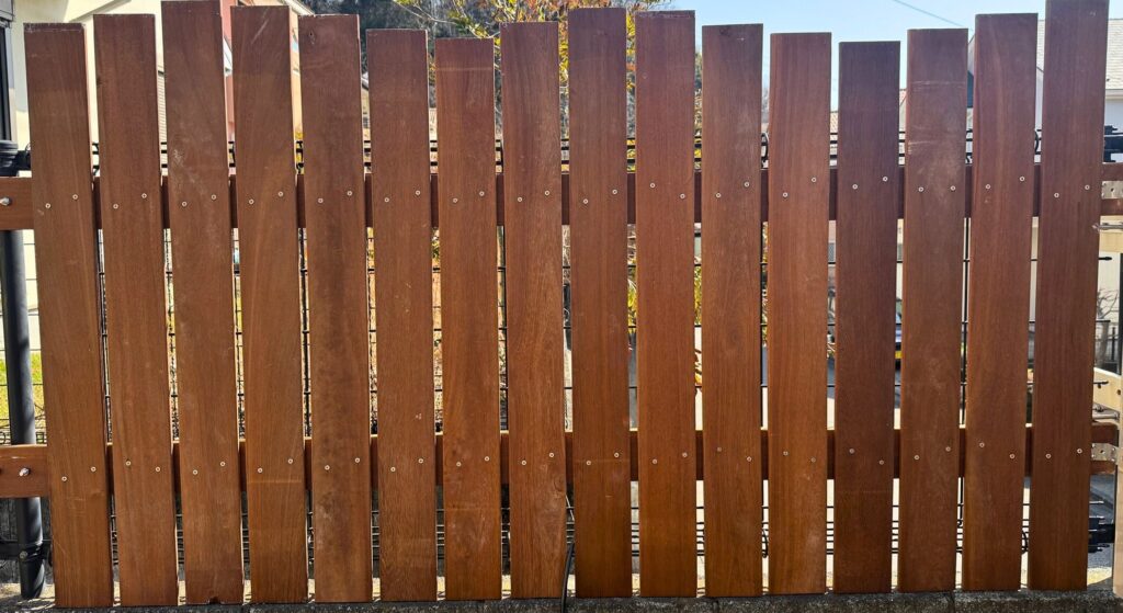 既存メッシュフェンスに取り付けたウリン材の目隠しウッドフェンスDIY完成写真