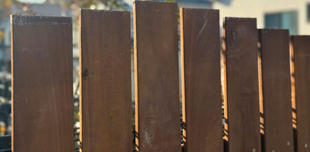 ウッドフェンス高さはナチュラルになるよう階段状のランダムに