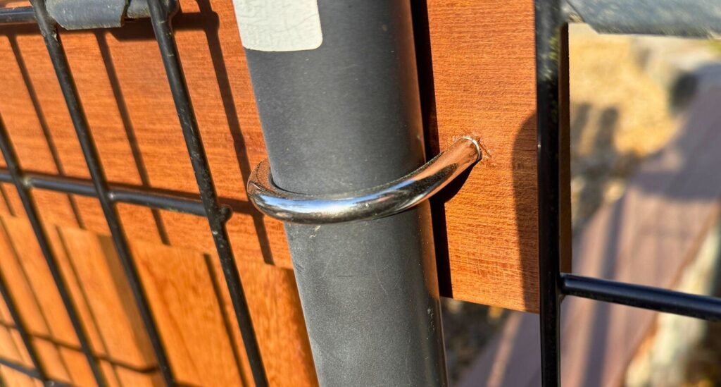 ウリン材横板をU字金具でメッシュフェンスの柱に取り付け