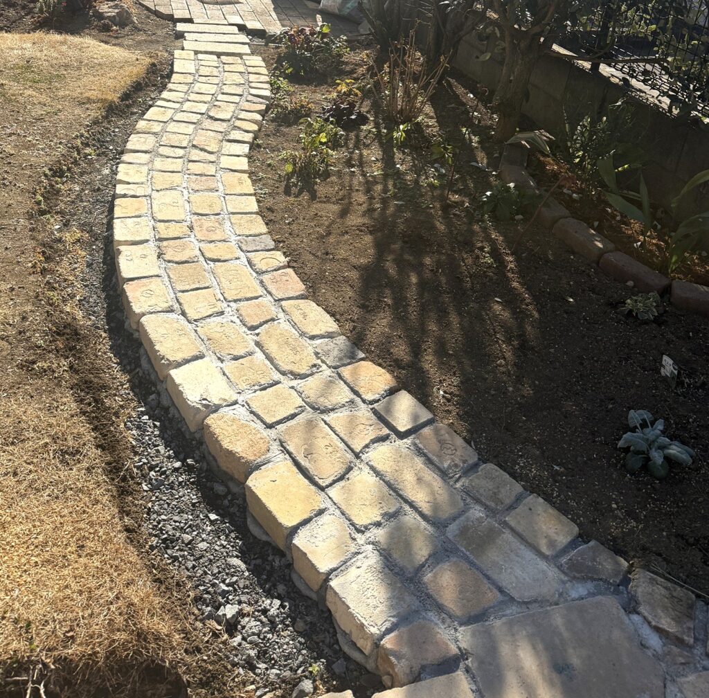 庭にDIYで作った曲線のレンガ小道の完成写真