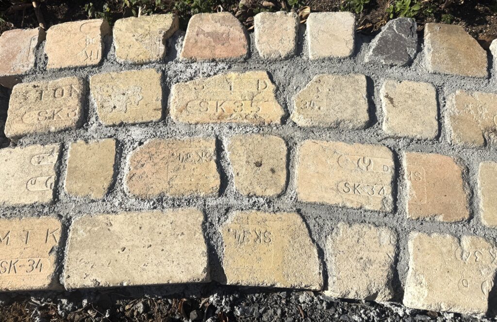 アンティークレンガを使ったレンガ小道のアップ