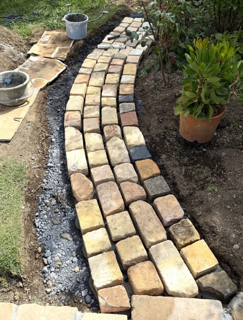 DIYでレンガ小道を作っている途中の様子
