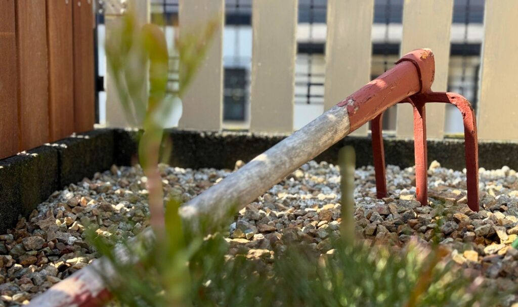 アンティーク備中鍬をオブジェとして配置したレイズドベッド