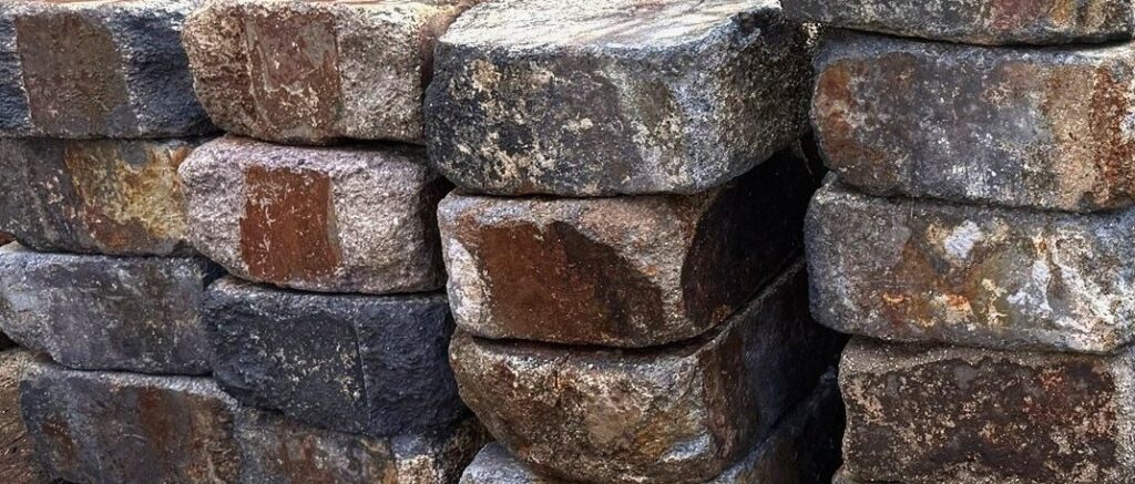 アンティークレンガの質感と色ムラの特徴(ヴィンテージ風レンガのアップ)