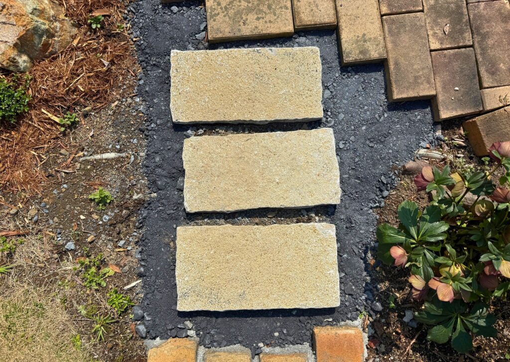 アンティークレンガ小道とレンガ敷きの間に路盤材を敷いて下地を作った様子