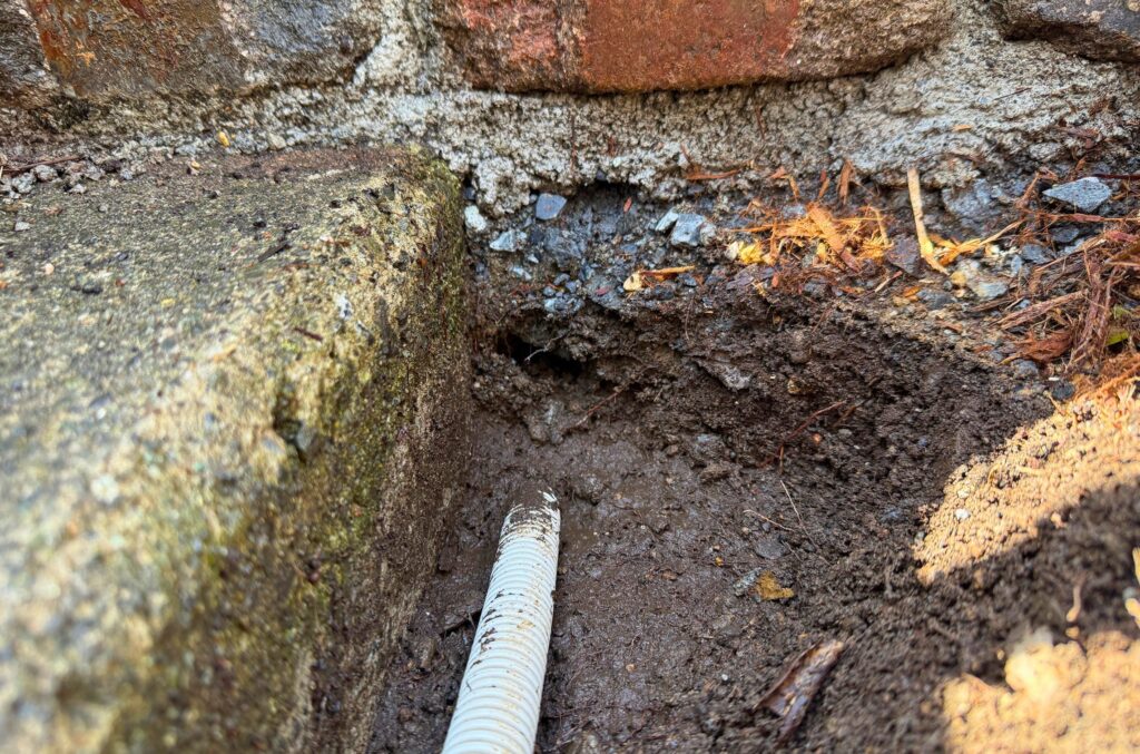 レイズドベッド内へ配線を通すために設置したPF管