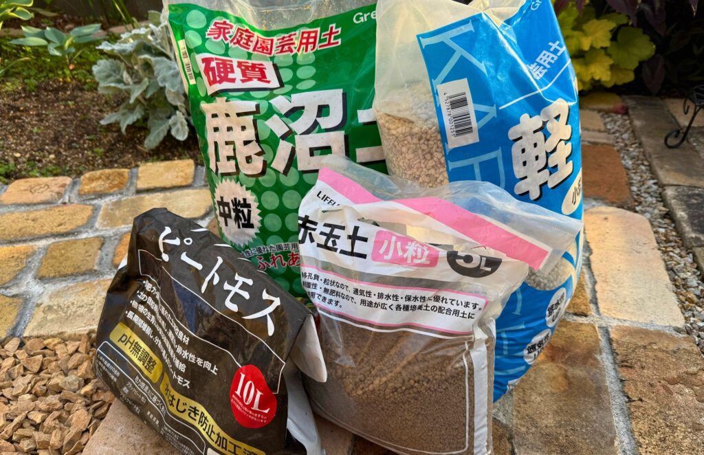 プロテア ネリーフォリアの植え替えで使用した鹿沼土、軽石、赤玉土、ピートモスの用土資材