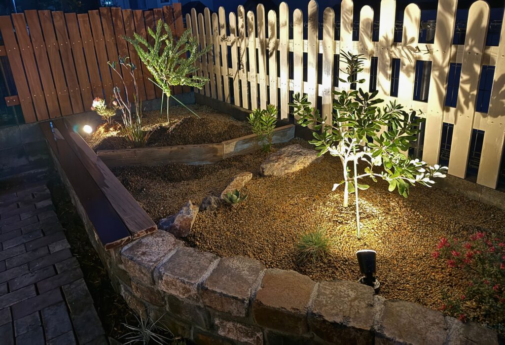 レイズドベッドの夜のライトアップ（ガーデンライト設置後）