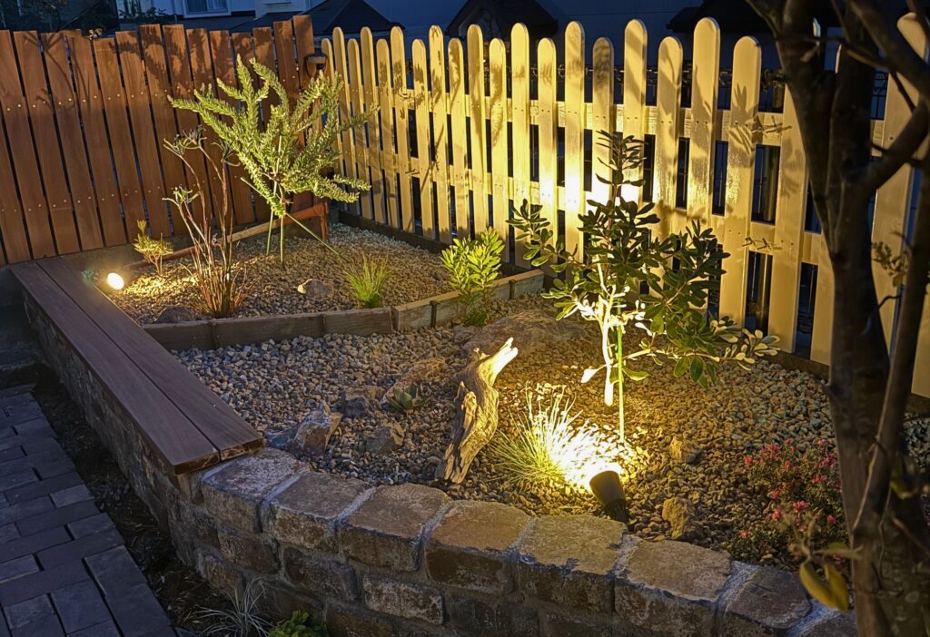 レイズドベッドDIY完成後のガーデンライト夜の全体（オージープランツ花壇）