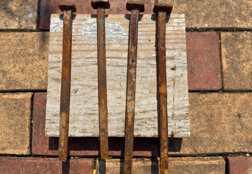 古材の土留めに使用した錆びた鉄杭（枕木固定用の再利用）